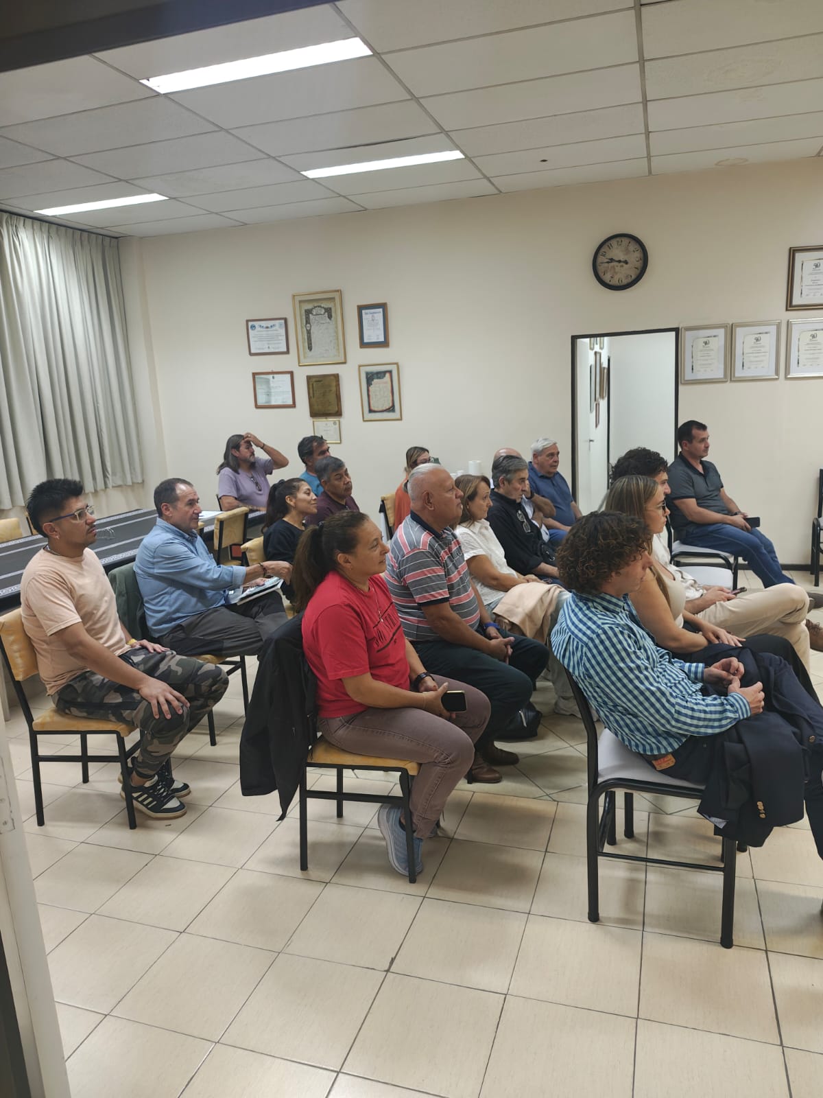 Asistentes a una actividad en el salón de la sede