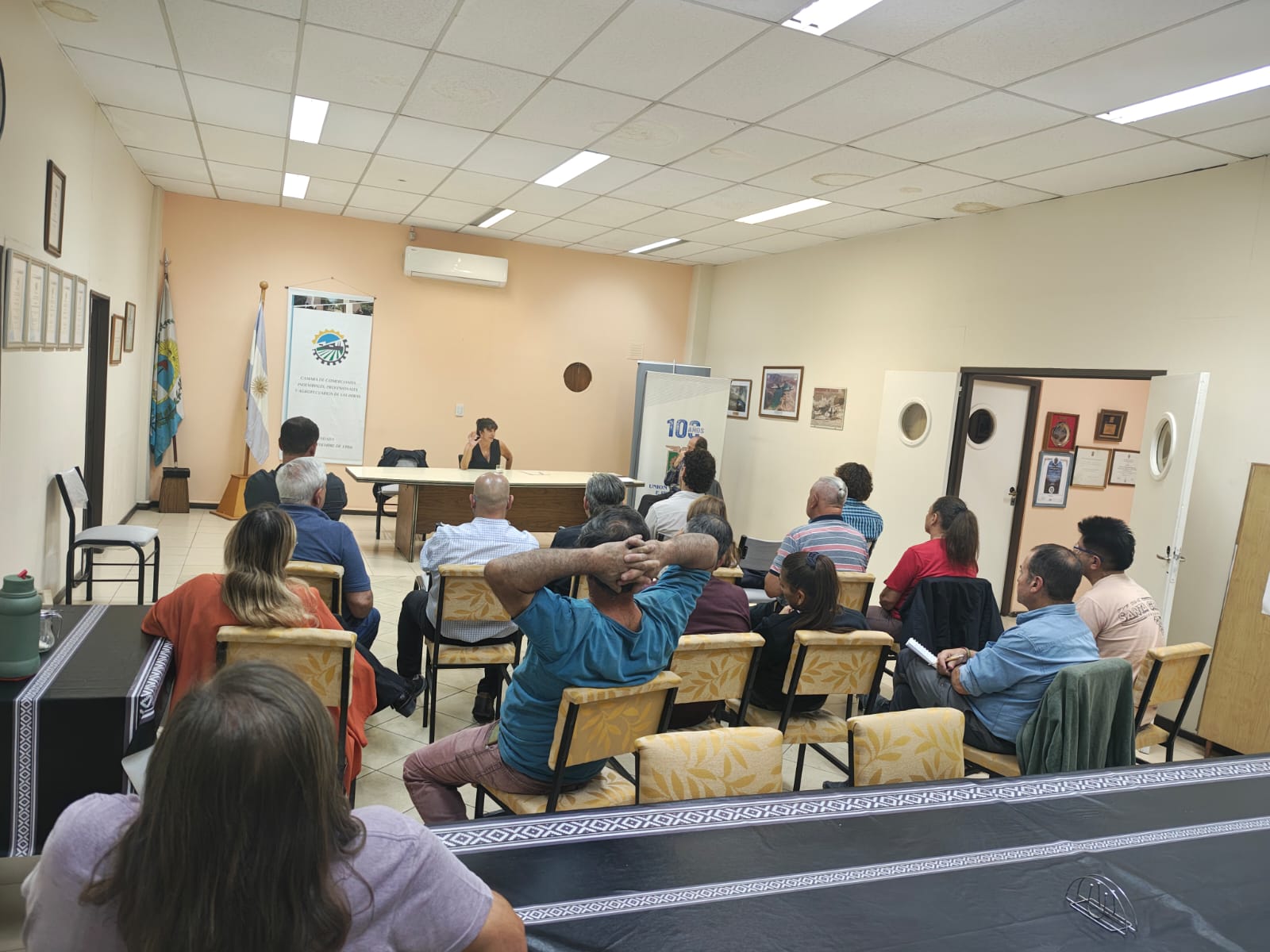 Salón de la sede durante una jornada institucional, con banderas y banners de CIPA