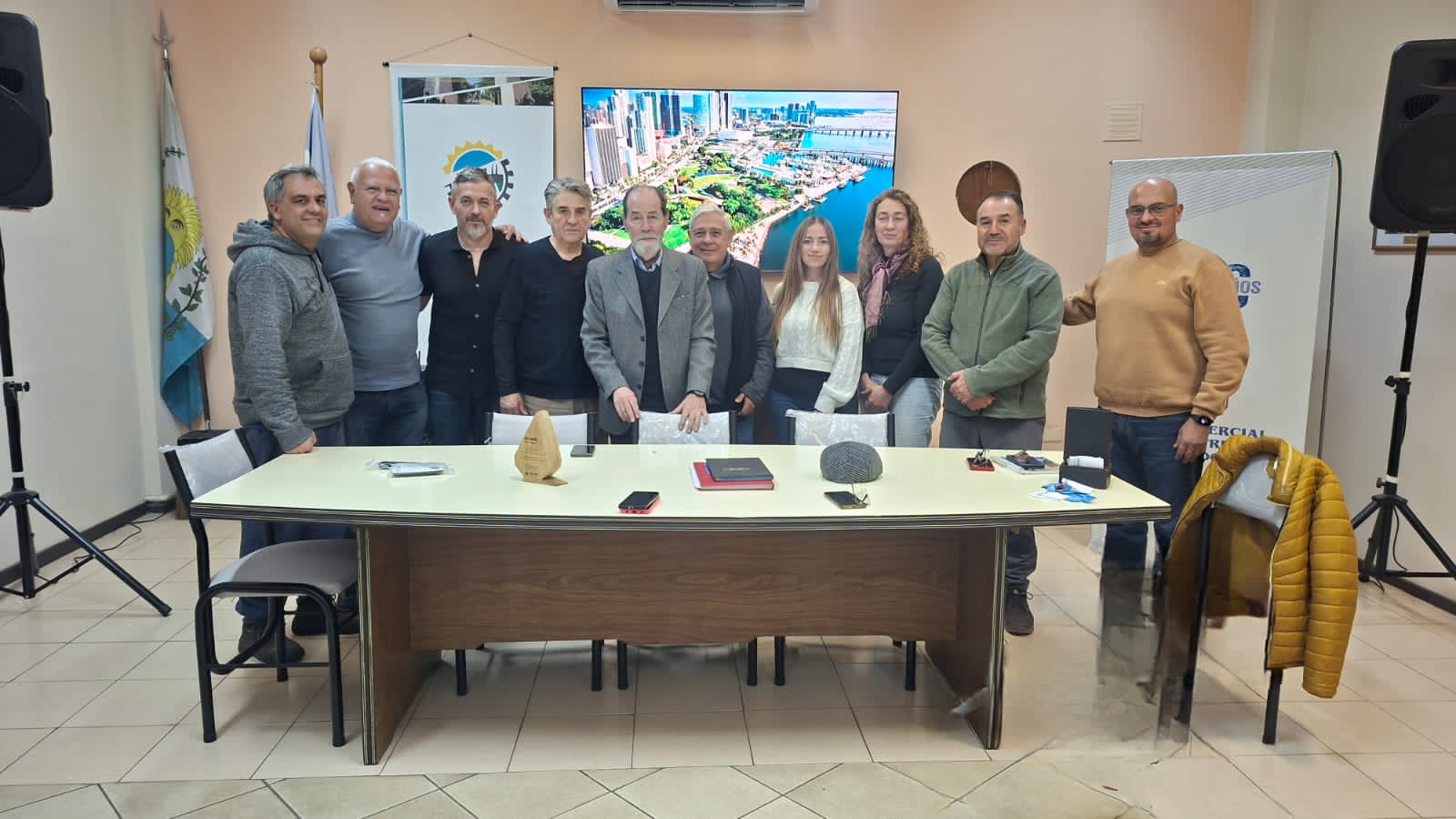 Integrantes de la Comisión Directiva posan con un reconocimiento en el salón