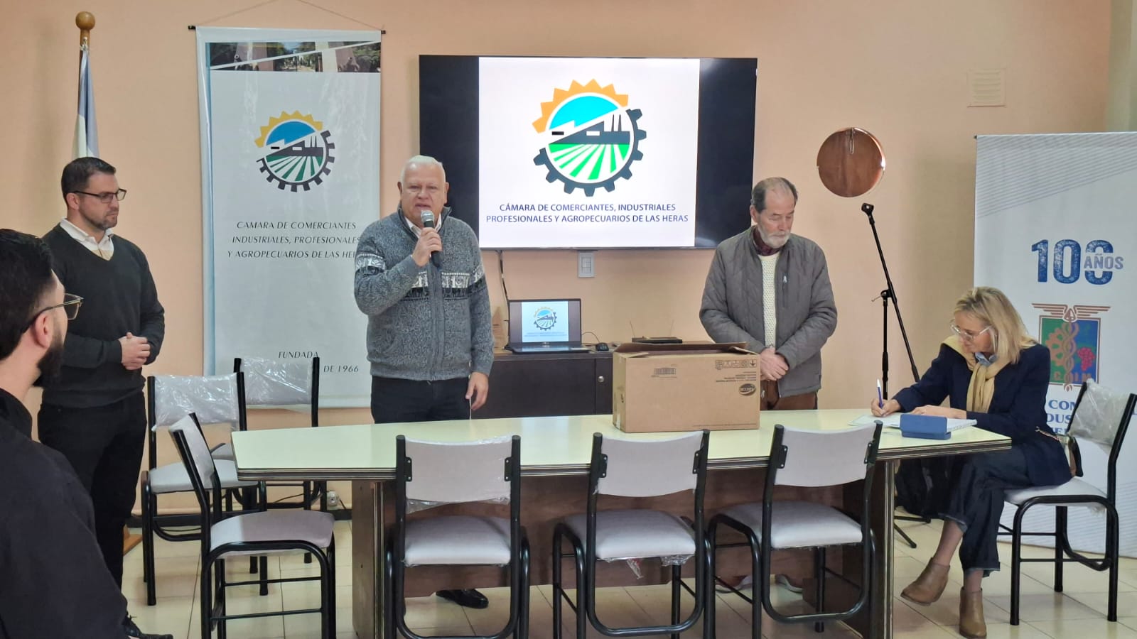 Mesa de autoridades durante un acto en el salón de la sede